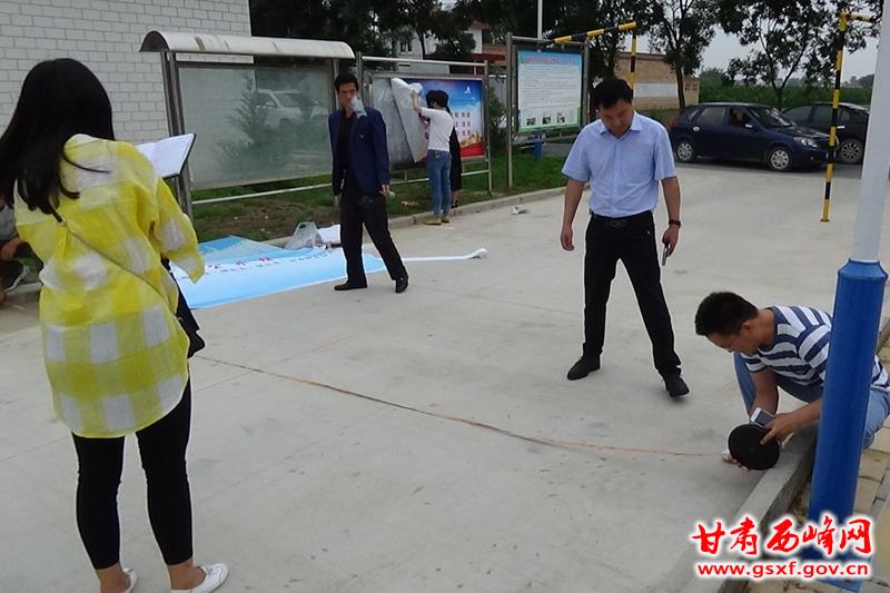 考评组实地查看新修水泥路.jpg 考评组实地查看新修水泥路.jpg