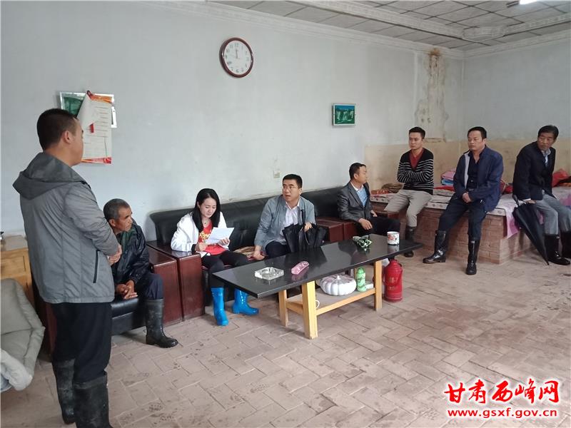 劝导袁能合撤至双桐村村部暂住(左二为袁能合).jpg 劝导袁能合撤至双桐村村部暂住(左二为袁能合).jpg